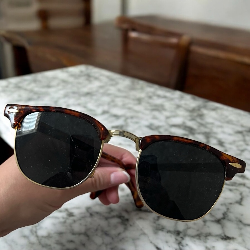 🕶️Women’s one size, cat eye sunglasses brown w/gold trim, preowned. - Picture 1 of 8